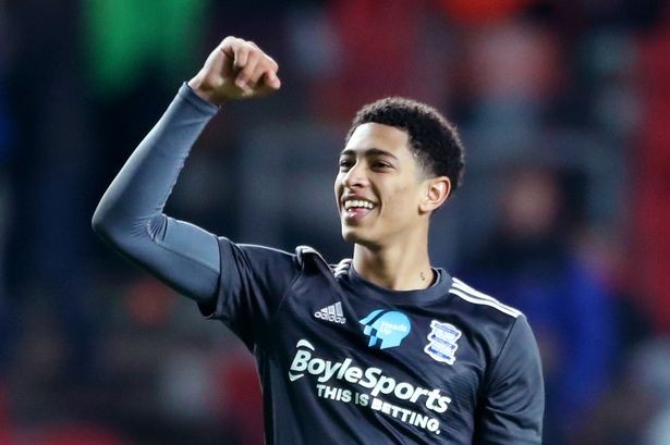 苏超冠军泰州队主教练莅临指导学校足球队员垫球运球技术！（苏超冠军泰州队主教练走进校园指导学生垫球、运球技巧）