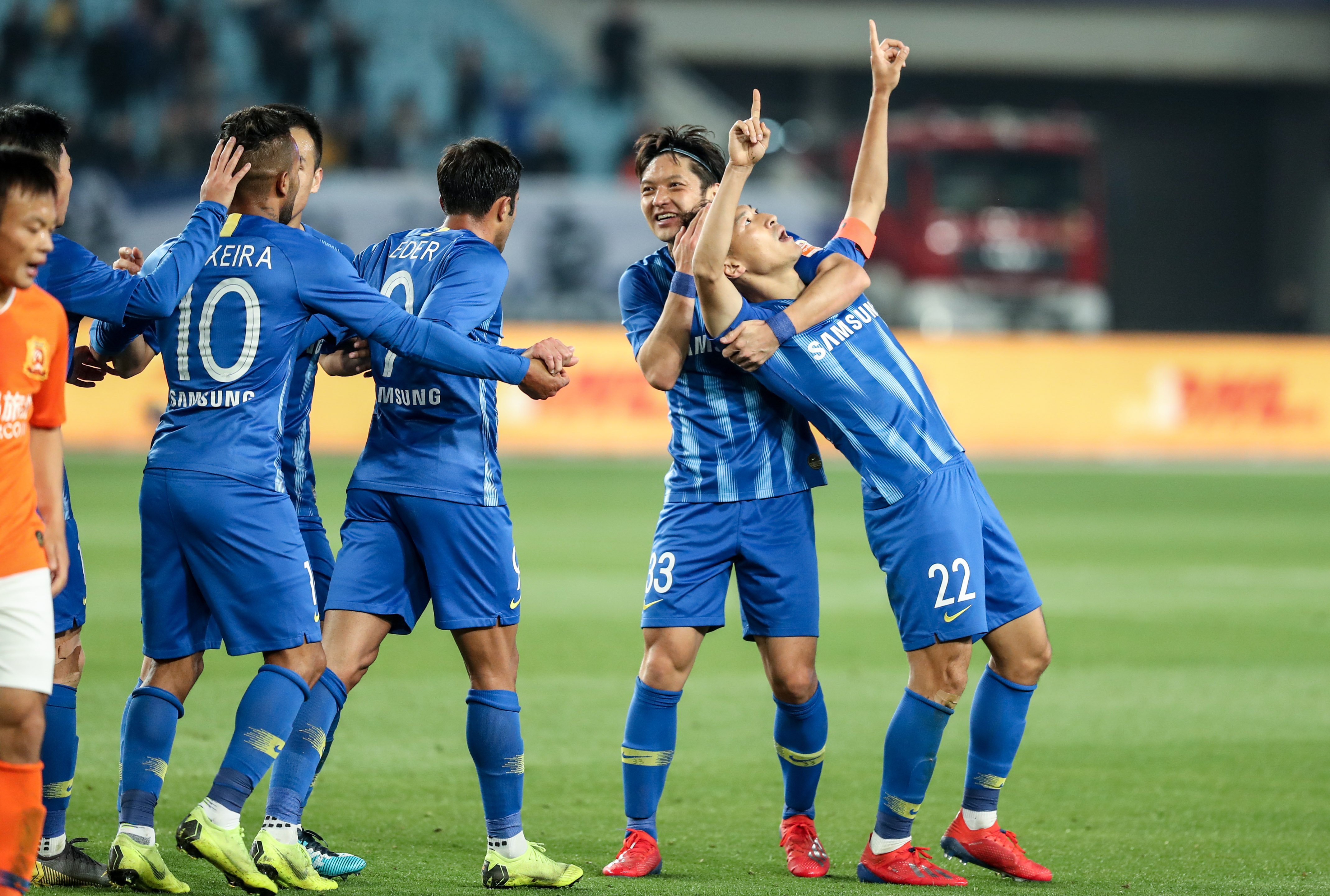 中超比赛精彩回放：上海海港绝杀瞬间,