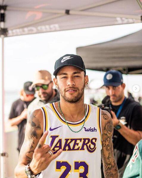 足球转会市场最新签约及趋势分析