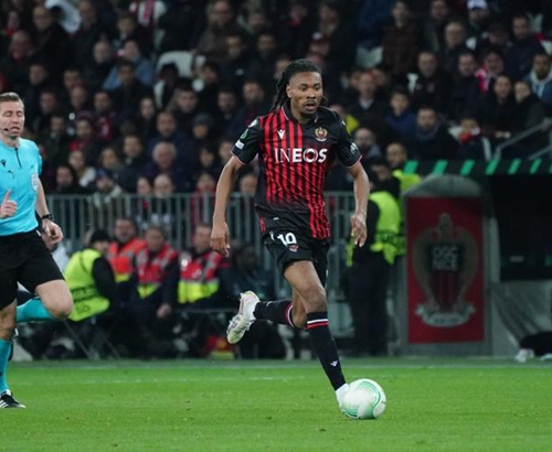 皇马吸金石 阿斯：伯纳乌本赛季营收预计突破4亿欧元（阿斯：伯纳乌成皇马摇钱树，本赛季营收预计超4亿欧元）