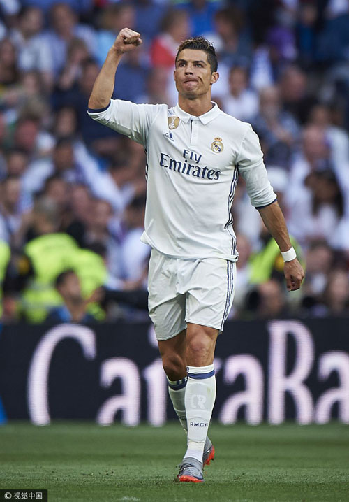 头球建功！利兹联后卫比约尔是第4位英超进球的斯洛文尼亚球员（利兹联后卫比约尔头球破门，成为英超进球的第4位斯洛文尼亚球员）