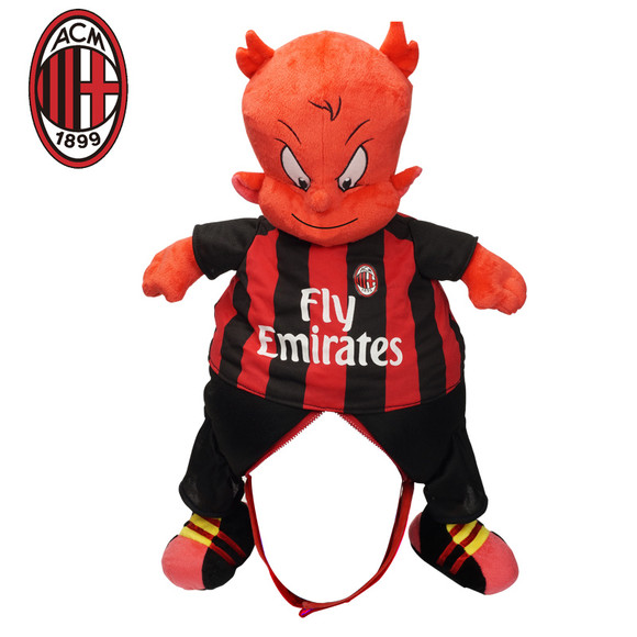 球星突破防线送出制胜球