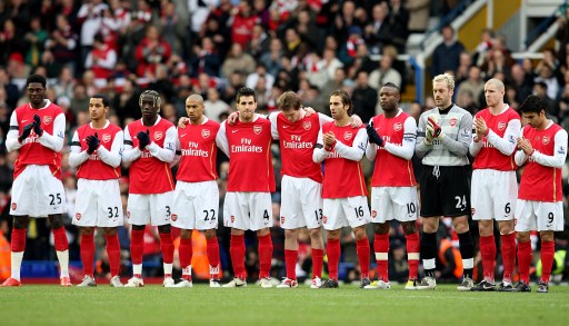 如何在足球场上保持心理稳定？（足球场上保持心理稳定的实用指南）