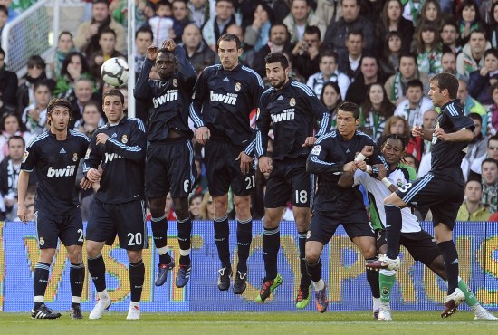 皇马下赛季主场球衣谍照：经典白色主色调，深绿镶边+粉红三道杠（皇马新赛季主场球衣曝光：经典纯白基调，深绿滚边配粉色三条纹）