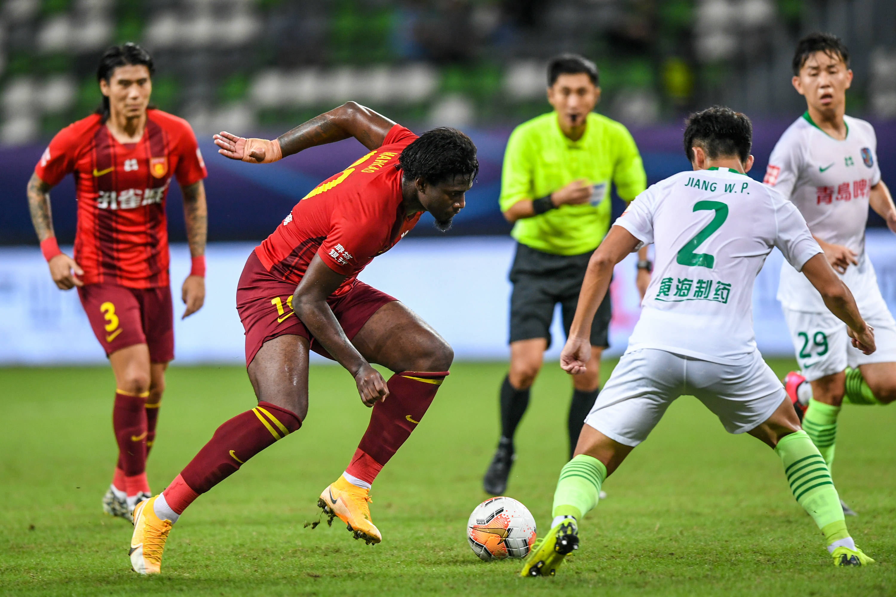 火箭对太阳伤病报告：布克＆杰伦·格林缺席，利弗斯出战成疑