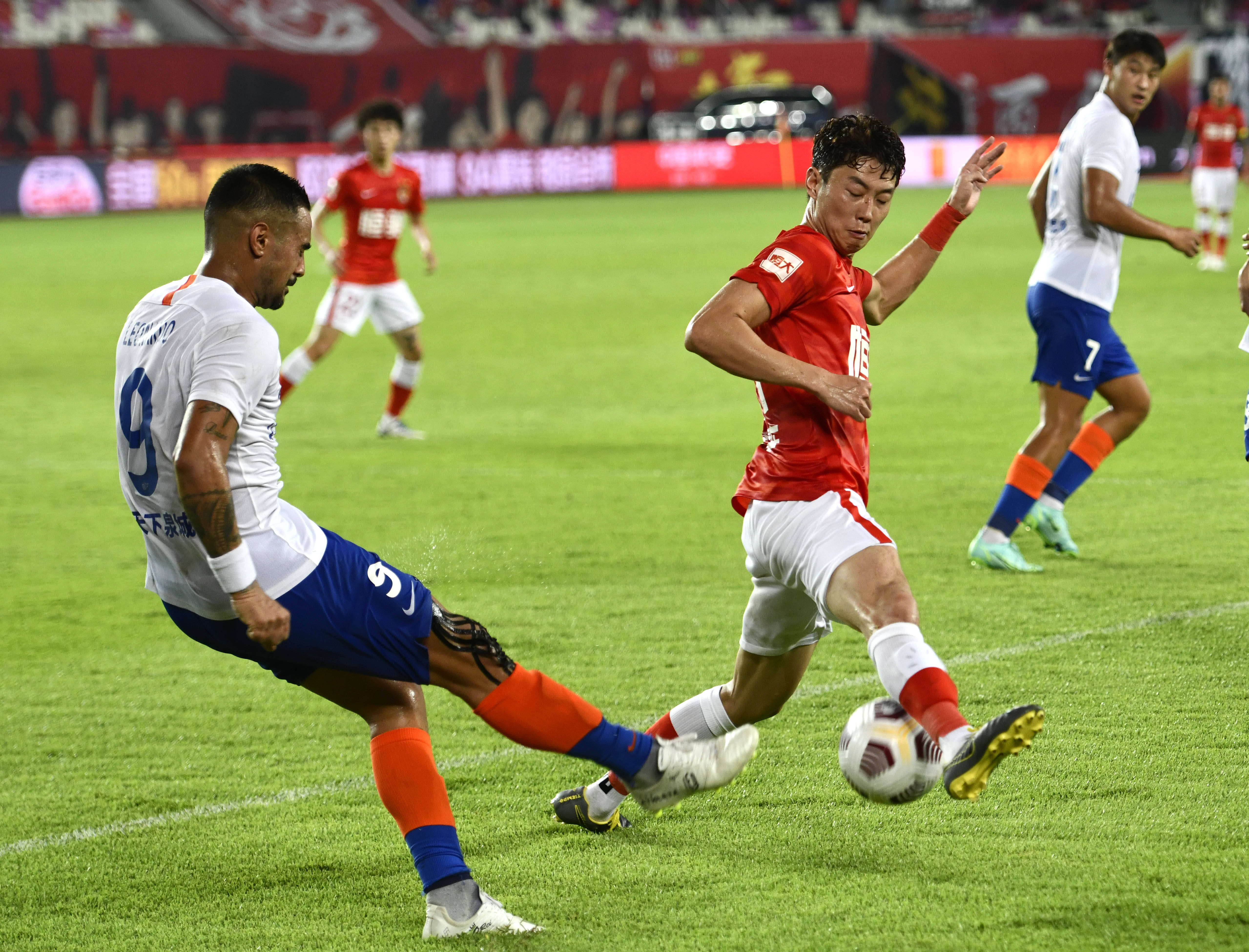 菲尔-琼斯预测欧冠第4轮：利物浦主场不敌皇马，曼城胜多特（菲尔-琼斯欧冠第4轮前瞻：利物浦主场负于皇马，曼城击败多特蒙德）