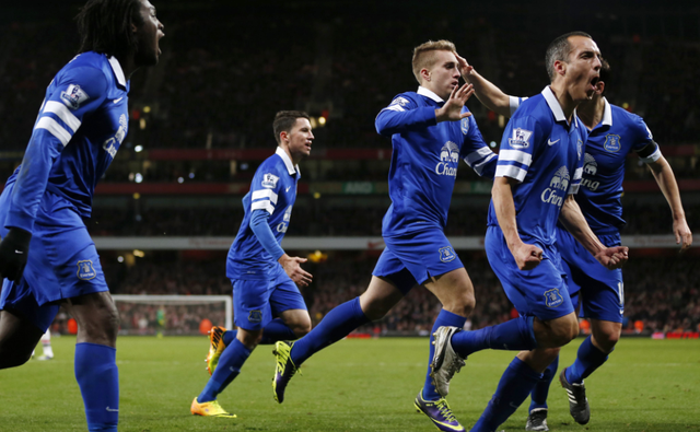 大混战！德比赛后，桑德兰与纽卡球迷在一酒吧群殴，桌椅乱飞（德比余波失控：桑德兰与纽卡球迷酒吧爆发群殴，桌椅满天飞）